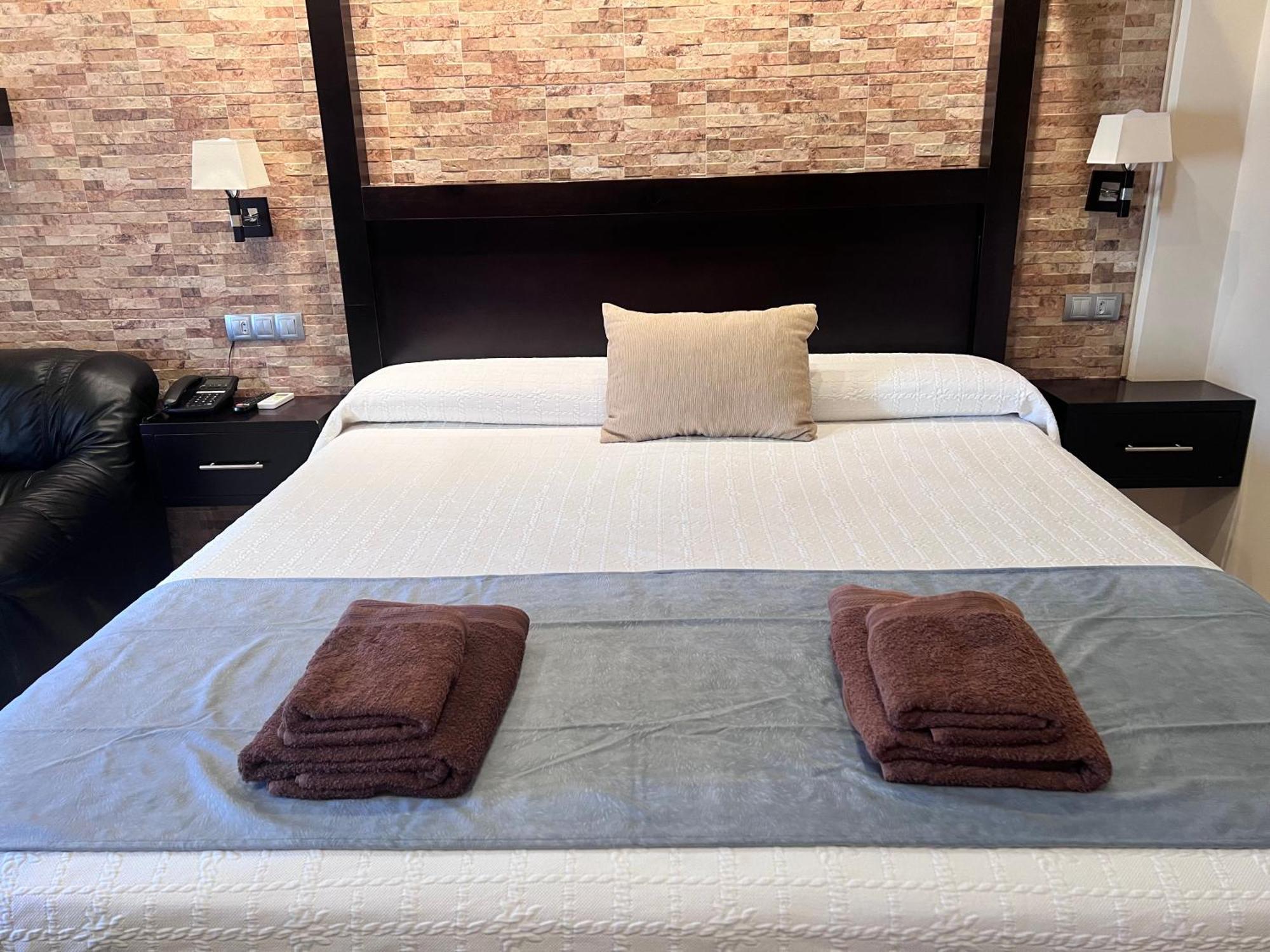 Hotel Don Juan Puente De Genave ภายนอก รูปภาพ